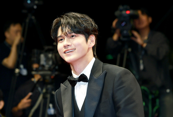 옹성우, BIFF 레드카펫 밟는 옹비드