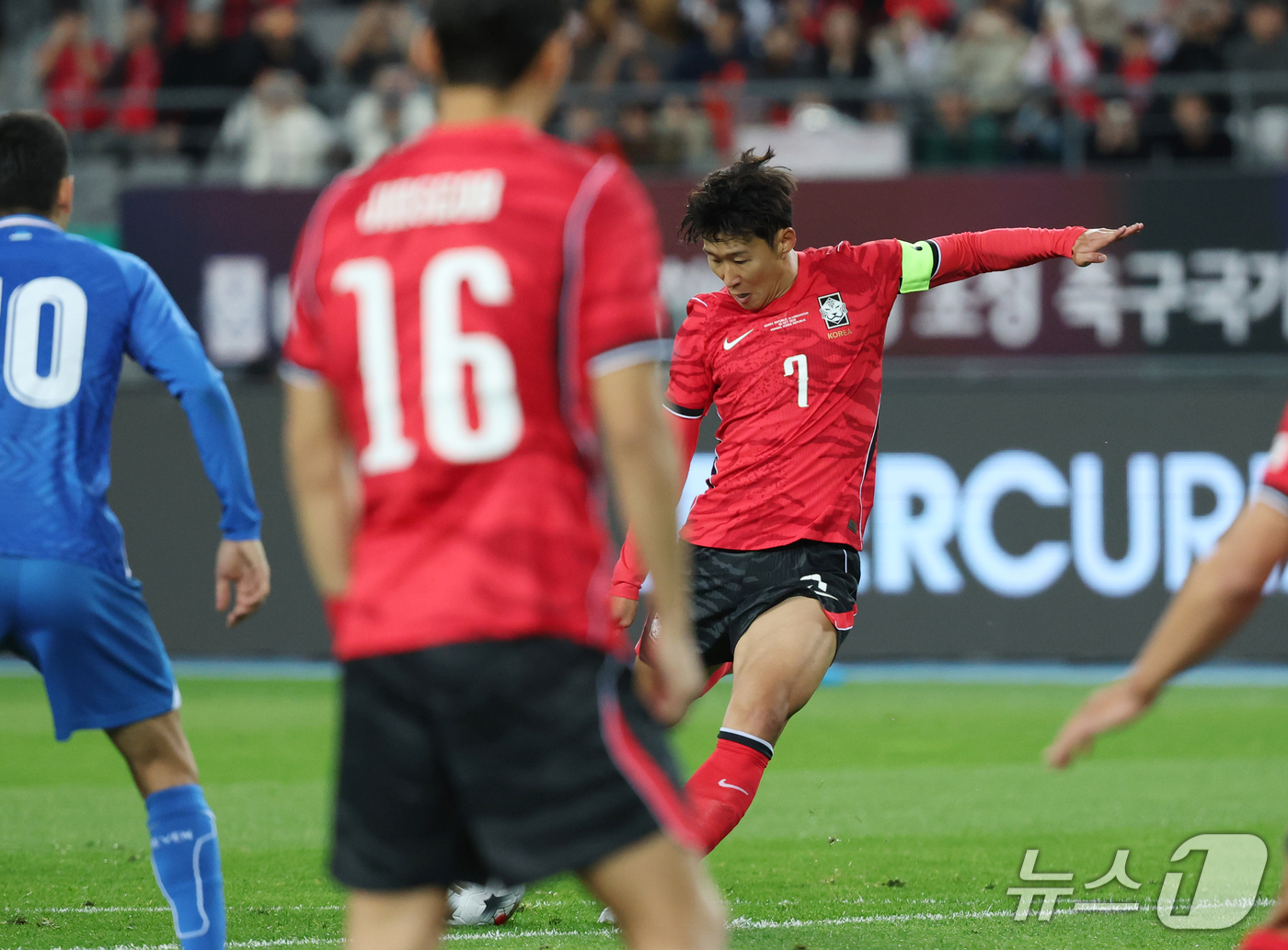 (용인=뉴스1) 김영운 기자 = 6일 경기 용인시 처인구 용인미르스타디움에서 열린 축구 국가대표 평가전 대한민국과 우즈베키스탄의 경기, 손흥민이 프리킥을 시도하고 있다. 2026. …