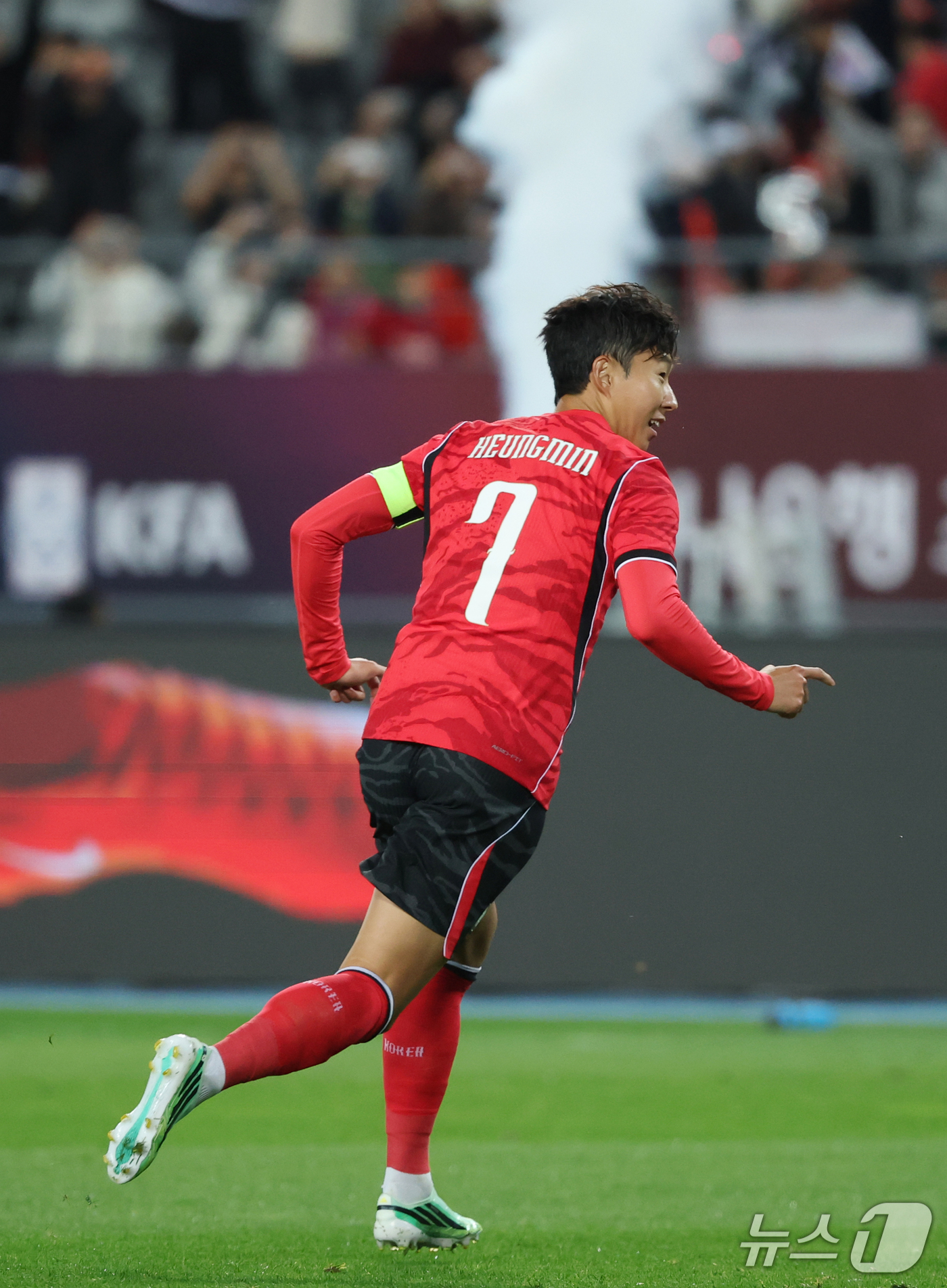 (용인=뉴스1) 김영운 기자 = 6일 경기 용인시 처인구 용인미르스타디움에서 열린 축구 국가대표 평가전 대한민국과 우즈베키스탄의 경기, 손흥민이 득점 후 기뻐하고 있다. 2026. …