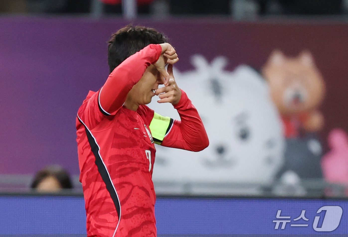 (용인=뉴스1) 김영운 기자 = 6일 경기 용인시 처인구 용인미르스타디움에서 열린 축구 국가대표 평가전 대한민국과 우즈베키스탄의 경기, 손흥민이 득점 후 기뻐하고 있다. 2026. …