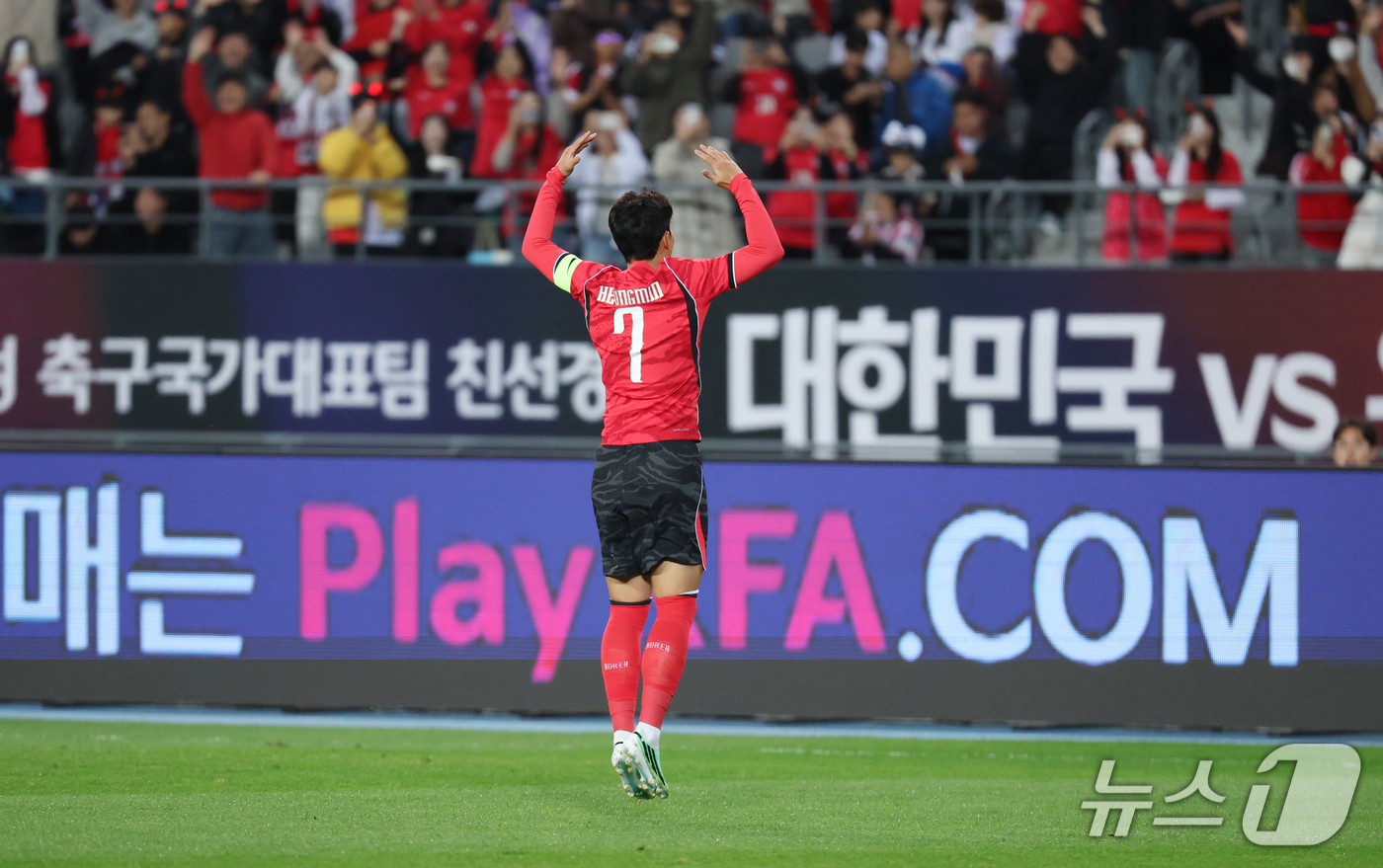 (용인=뉴스1) 김영운 기자 = 6일 경기 용인시 처인구 용인미르스타디움에서 열린 축구 국가대표 평가전 대한민국과 우즈베키스탄의 경기, 손흥민이 득점 후 기뻐하고 있다. 2026. …