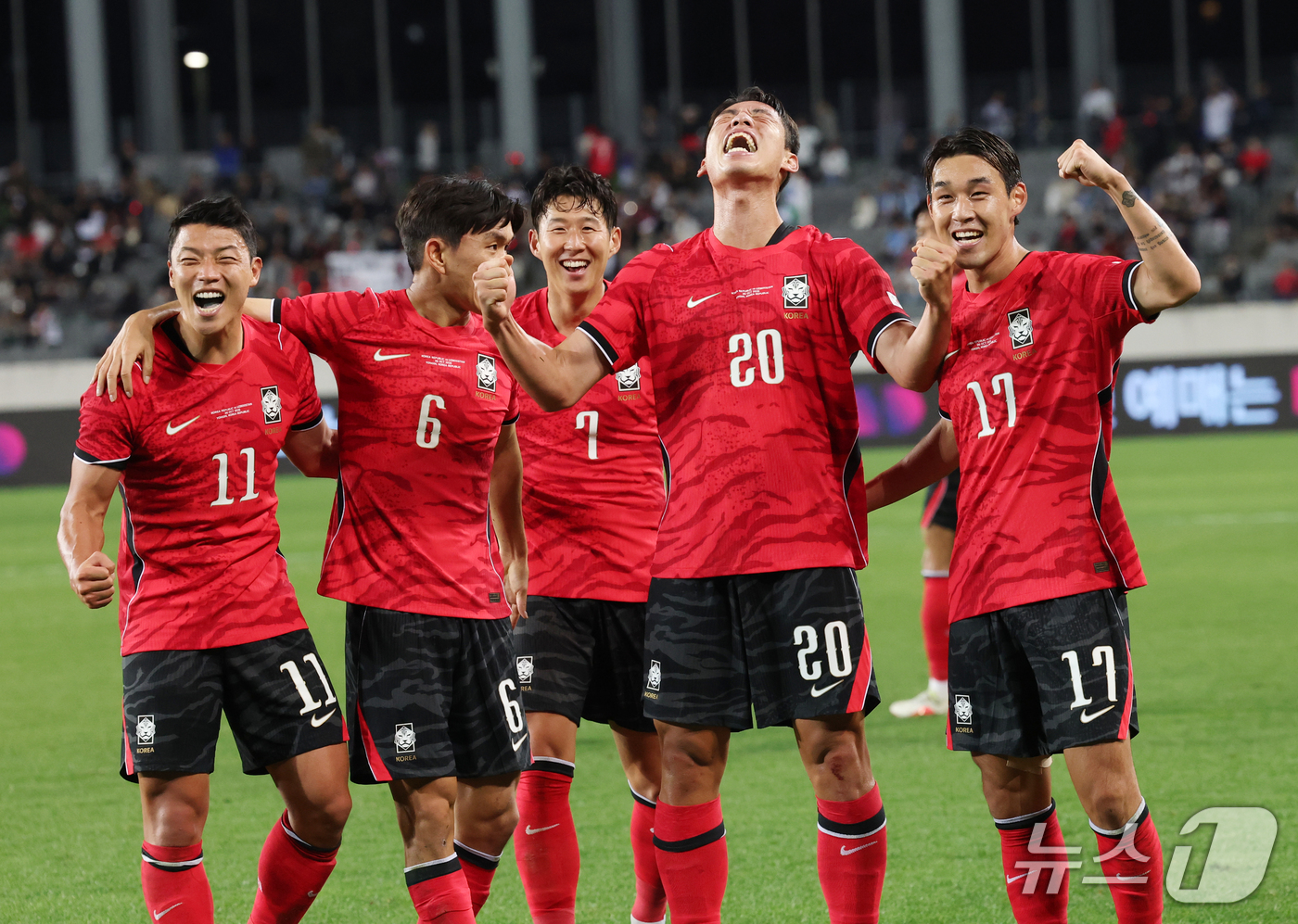 (용인=뉴스1) 김영운 기자 = 6일 경기 용인시 처인구 용인미르스타디움에서 열린 축구 국가대표 평가전 대한민국과 우즈베키스탄의 경기, 오세훈이 득점 후 기뻐하고 있다. 2026. …