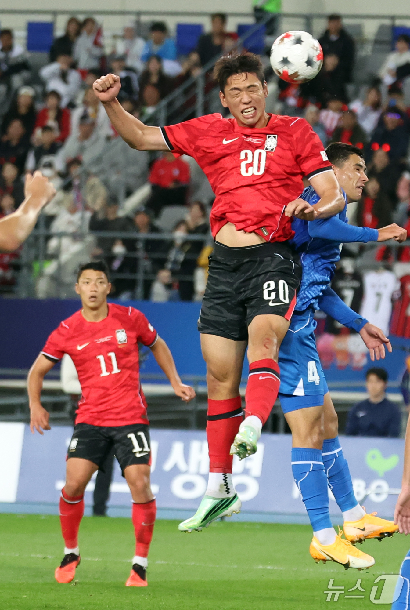 (용인=뉴스1) 김명섭 기자 = 6일 오후 경기도 용인시 미르스타디움에서 열린 하나은행 초청 축구국가대표팀 친선경기 한국과 우즈베키스탄의 경기에서 오세훈이 헤딩슛을 성공시키고 있다 …