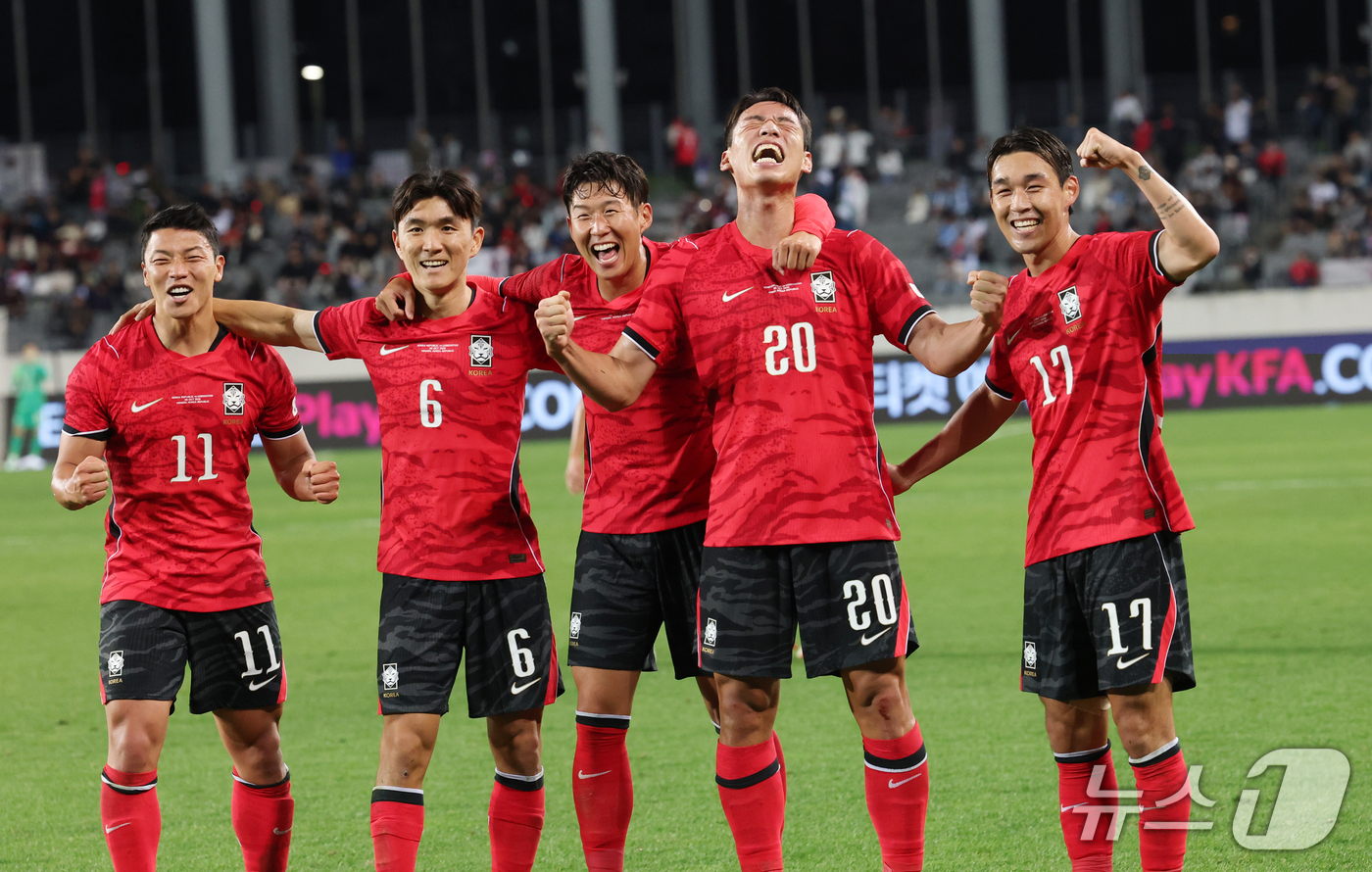 (용인=뉴스1) 김영운 기자 = 6일 경기 용인시 처인구 용인미르스타디움에서 열린 축구 국가대표 평가전 대한민국과 우즈베키스탄의 경기, 오세훈이 득점 후 기뻐하고 있다. 2026. …