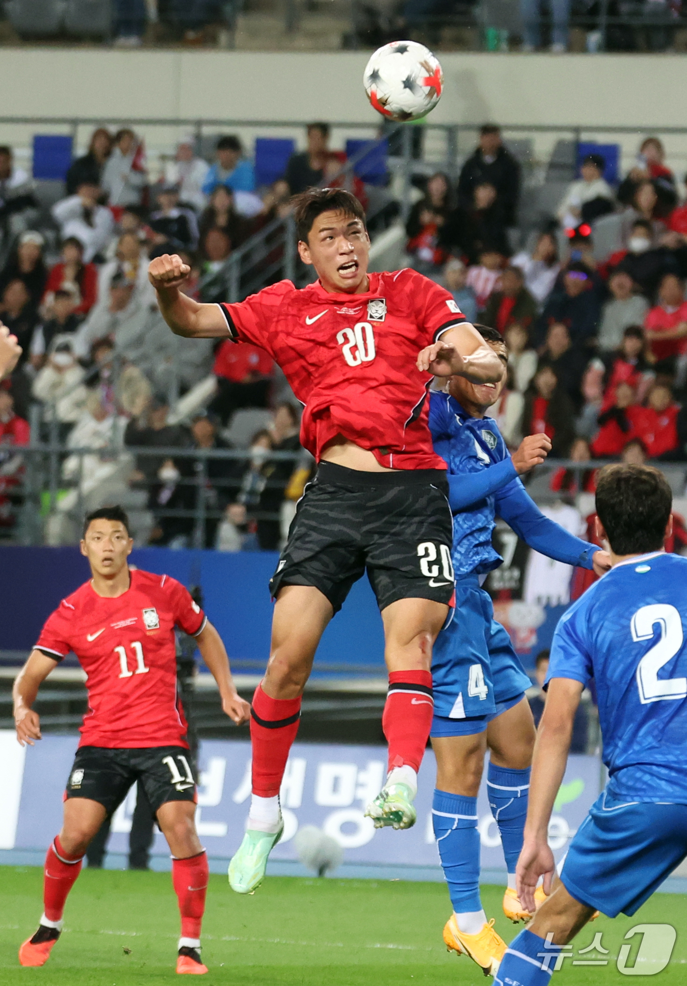 (용인=뉴스1) 김명섭 기자 = 6일 오후 경기도 용인시 미르스타디움에서 열린 하나은행 초청 축구국가대표팀 친선경기 한국과 우즈베키스탄의 경기에서 오세훈이 헤딩슛을 성공시키고 있다 …