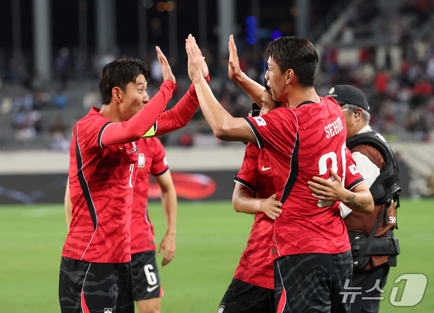 (용인=뉴스1) 김영운 기자 = 6일 경기 용인시 처인구 용인미르스타디움에서 열린 축구 국가대표 평가전 대한민국과 우즈베키스탄의 경기, 오세훈이 득점 후 손흥민과 함께 기뻐하고 있 …