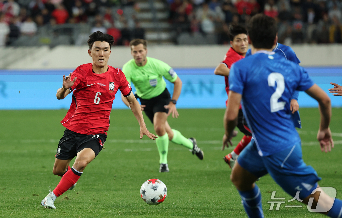 (용인=뉴스1) 김영운 기자 = 6일 경기 용인시 처인구 용인미르스타디움에서 열린 축구 국가대표 평가전 대한민국과 우즈베키스탄의 경기, 황인범이 돌파하고 있다. 2026.10.6/ …