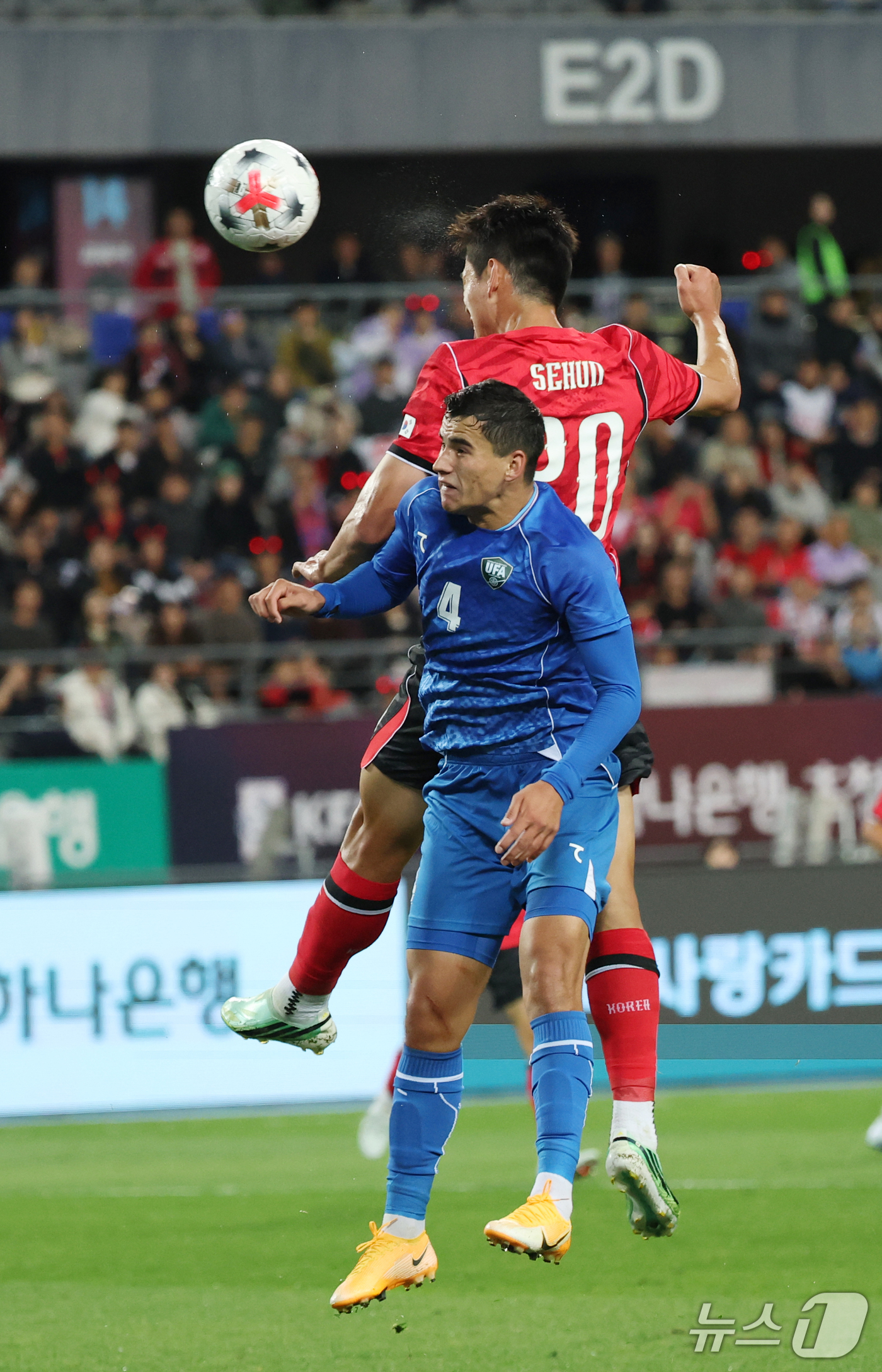 (용인=뉴스1) 김영운 기자 = 6일 경기 용인시 처인구 용인미르스타디움에서 열린 축구 국가대표 평가전 대한민국과 우즈베키스탄의 경기, 오세훈이 슛을 하고 있다. 2026.10.6 …
