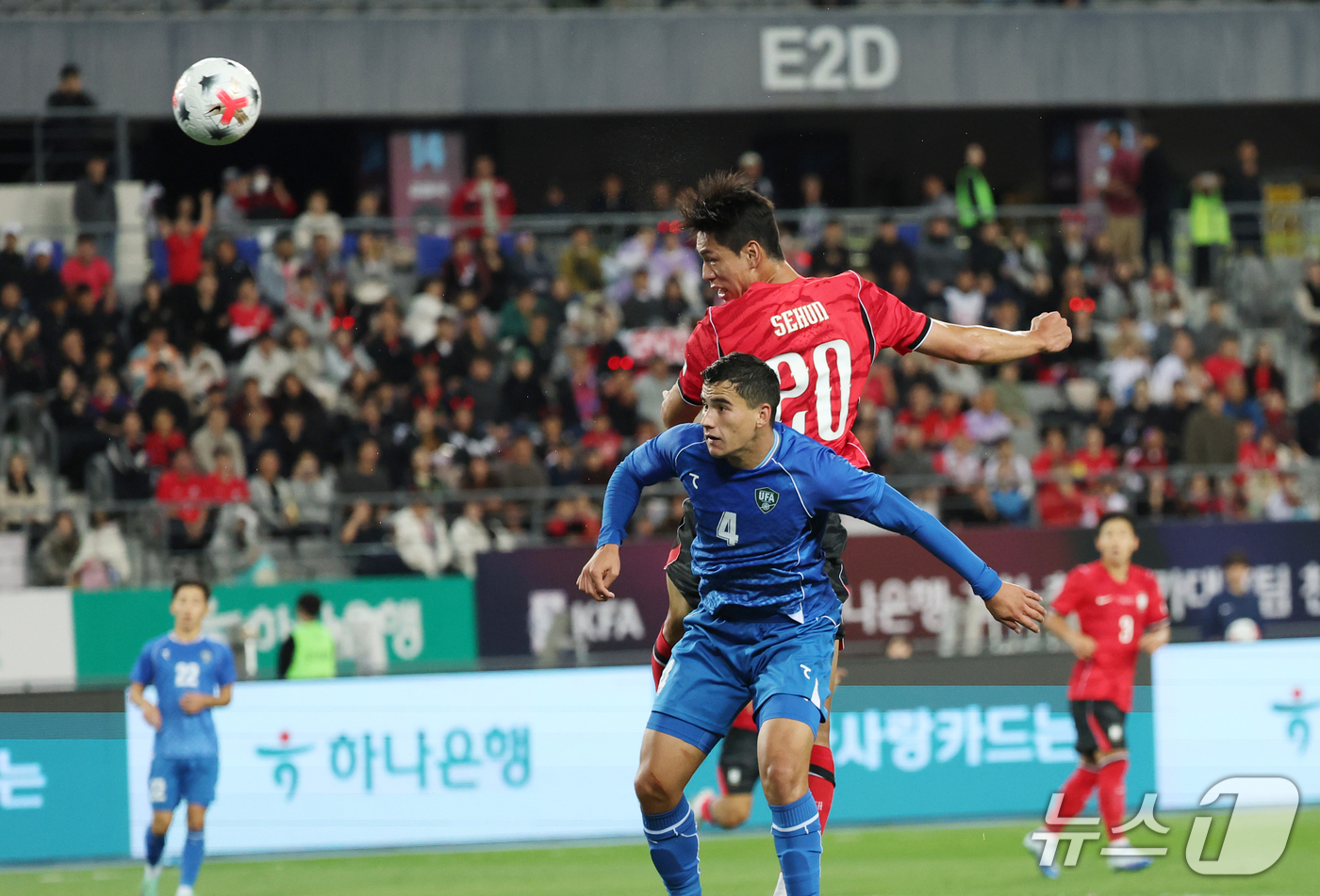 (용인=뉴스1) 김영운 기자 = 6일 경기 용인시 처인구 용인미르스타디움에서 열린 축구 국가대표 평가전 대한민국과 우즈베키스탄의 경기, 오세훈이 슛을 하고 있다. 2026.10.6 …