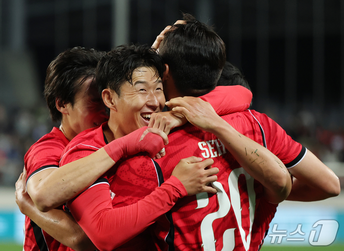 (용인=뉴스1) 김영운 기자 = 6일 경기 용인시 처인구 용인미르스타디움에서 열린 축구 국가대표 평가전 대한민국과 우즈베키스탄의 경기, 오세훈이 득점 후 선수들과 기뻐하고 있다. …