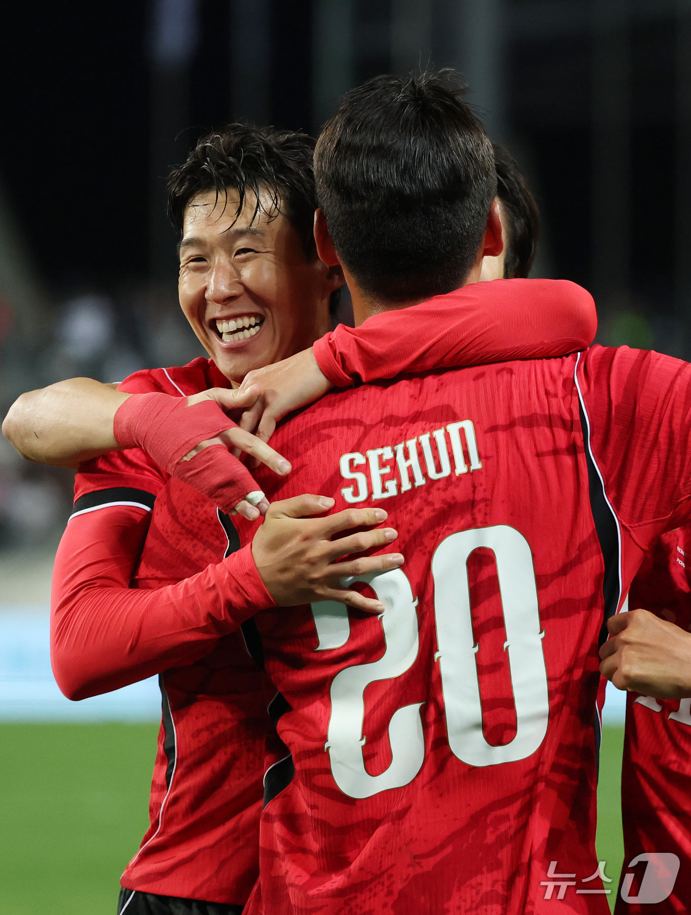 (용인=뉴스1) 김영운 기자 = 6일 경기 용인시 처인구 용인미르스타디움에서 열린 축구 국가대표 평가전 대한민국과 우즈베키스탄의 경기, 오세훈이 득점 후 선수들과 기뻐하고 있다. …