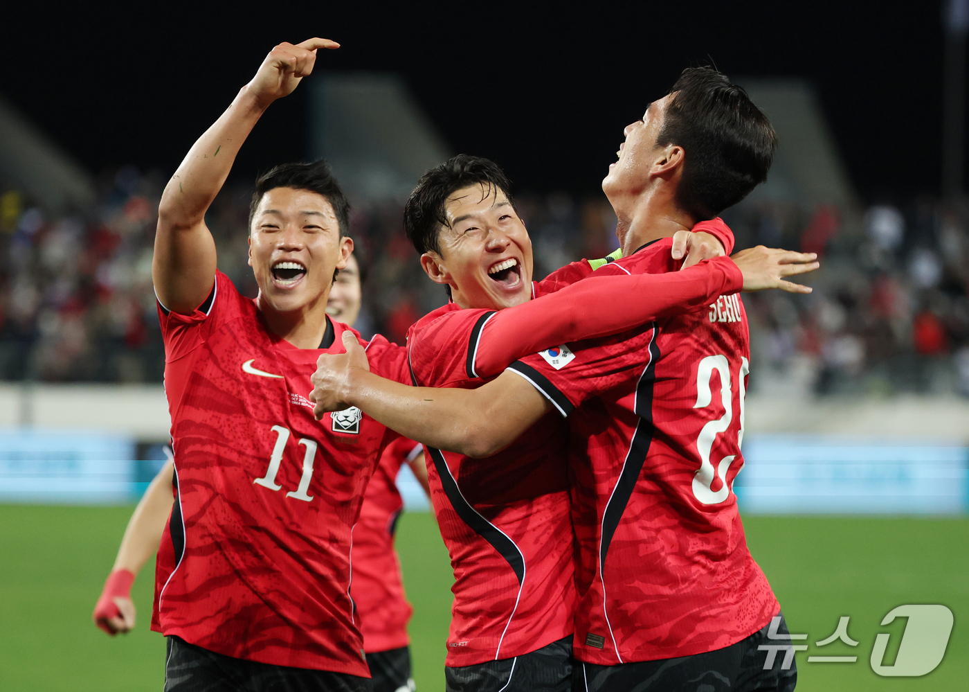 (용인=뉴스1) 김영운 기자 = 6일 경기 용인시 처인구 용인미르스타디움에서 열린 축구 국가대표 평가전 대한민국과 우즈베키스탄의 경기, 오세훈이 득점 후 선수들과 기뻐하고 있다. …