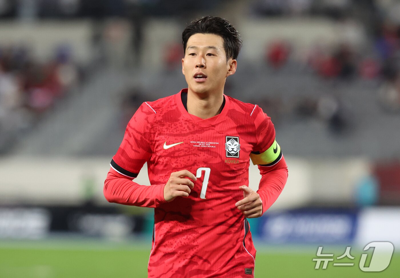 본문 이미지 - 축구 국가대표로 활약 중인 손흥민 선수. 손흥민은 아시안게임 금메달로 병역특례를 받았다. 2026.10.6 ⓒ 뉴스1 김명섭 기자
