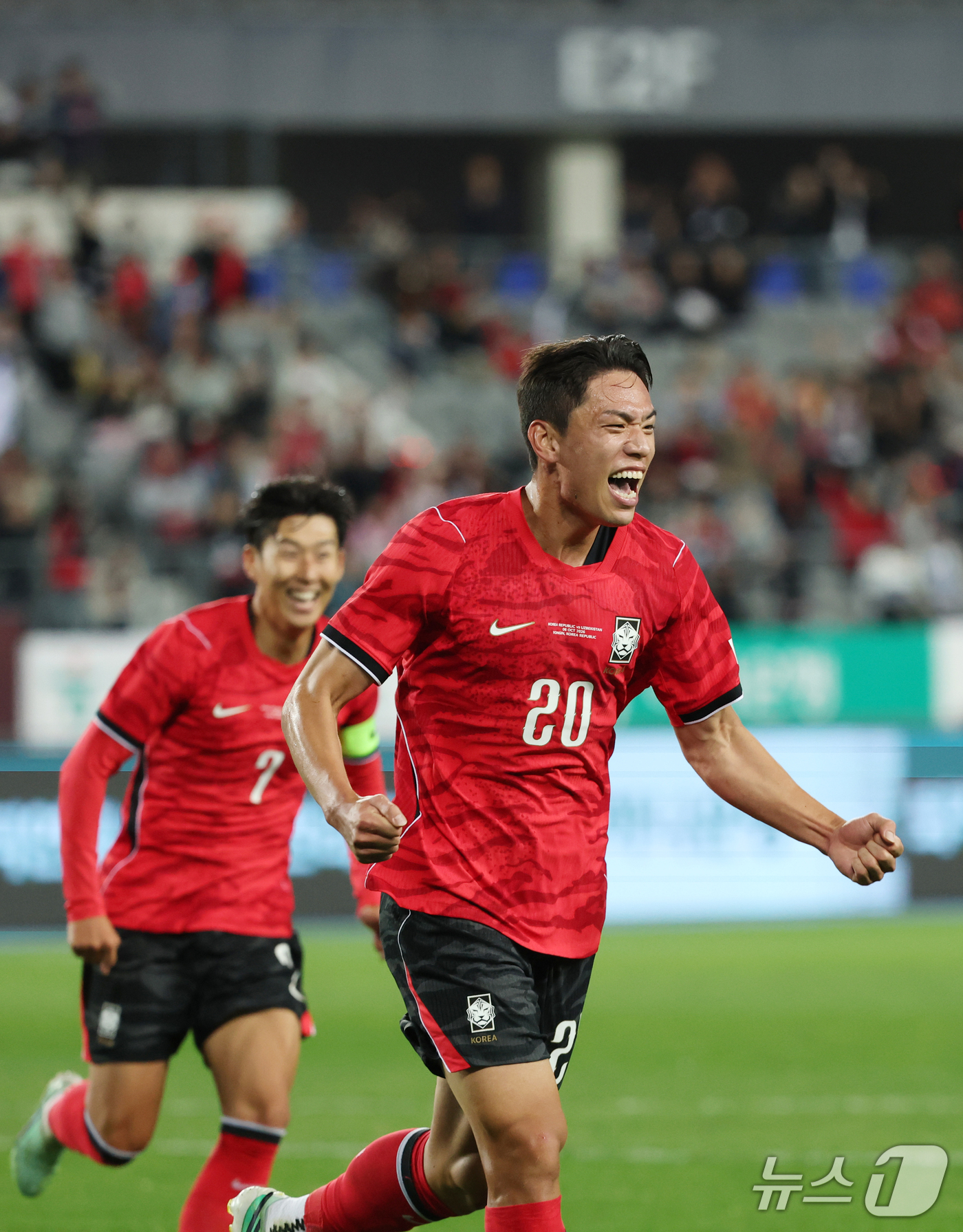 (용인=뉴스1) 김영운 기자 = 6일 경기 용인시 처인구 용인미르스타디움에서 열린 축구 국가대표 평가전 대한민국과 우즈베키스탄의 경기, 오세훈이 득점 후 기뻐하고 있다. 2026. …