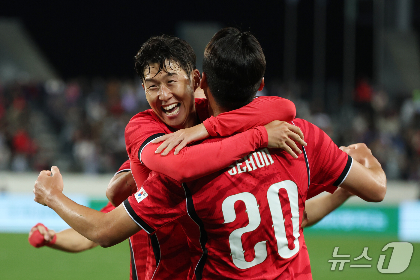 (용인=뉴스1) 김영운 기자 = 6일 경기 용인시 처인구 용인미르스타디움에서 열린 축구 국가대표 평가전 대한민국과 우즈베키스탄의 경기, 오세훈이 득점 후 선수들과 기뻐하고 있다. …
