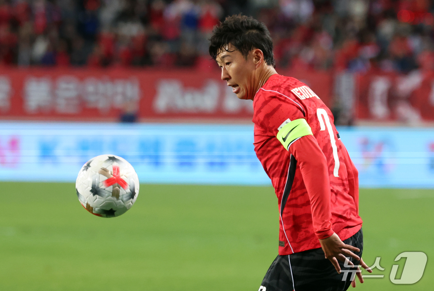 (용인=뉴스1) 김명섭 기자 = 6일 오후 경기도 용인시 미르스타디움에서 열린 하나은행 초청 축구국가대표팀 친선경기 한국과 우즈베키스탄의 경기에서 손흥민이 드리블을 하고 있다. 2 …