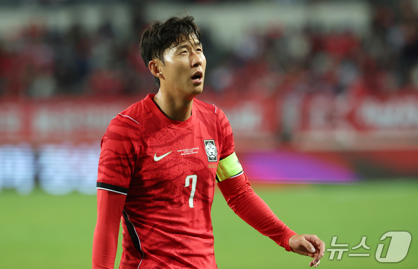 (용인=뉴스1) 김명섭 기자 = 6일 오후 경기도 용인시 미르스타디움에서 열린 하나은행 초청 축구국가대표팀 친선경기 한국과 우즈베키스탄의 경기에서 손흥민이 코너킥을 준비하며 전광판 …