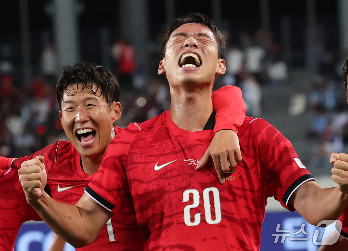 (용인=뉴스1) 김영운 기자 = 6일 경기 용인시 처인구 용인미르스타디움에서 열린 축구 국가대표 평가전 대한민국과 우즈베키스탄의 경기, 오세훈이 득점 후 손흥민과 함께 기뻐하고 있 …