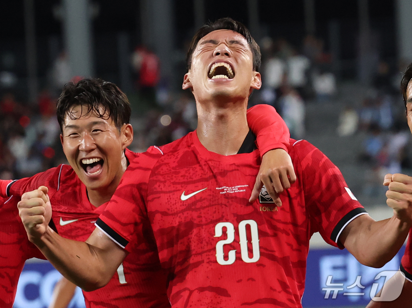 (용인=뉴스1) 김영운 기자 = 6일 경기 용인시 처인구 용인미르스타디움에서 열린 축구 국가대표 평가전 대한민국과 우즈베키스탄의 경기, 오세훈이 득점 후 손흥민과 함께 기뻐하고 있 …