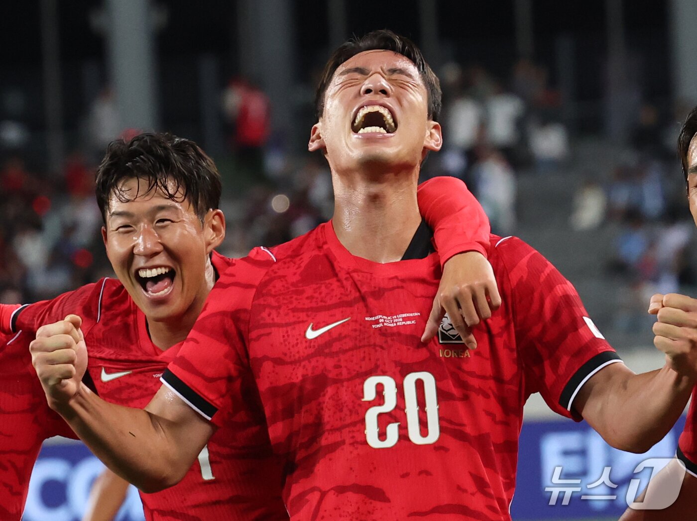 본문 이미지 - 6일 경기 용인시 처인구 용인미르스타디움에서 열린 축구 국가대표 평가전 대한민국과 우즈베키스탄의 경기, 오세훈이 득점 후 손흥민과 함께 기뻐하고 있다. 2026.10.6 ⓒ 뉴스1 김영운 기자
