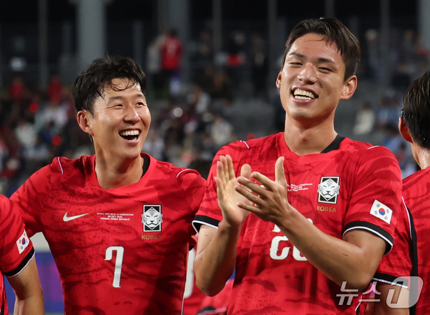 (용인=뉴스1) 김영운 기자 = 6일 경기 용인시 처인구 용인미르스타디움에서 열린 축구 국가대표 평가전 대한민국과 우즈베키스탄의 경기, 오세훈이 득점 후 손흥민과 함께 기뻐하고 있 …