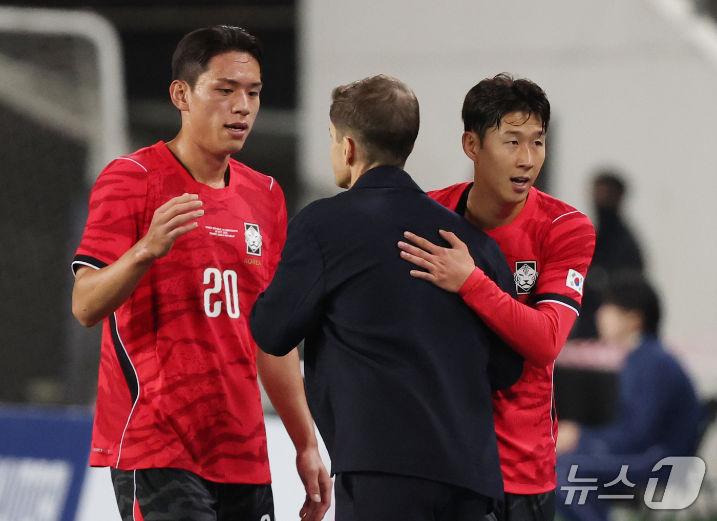 (용인=뉴스1) 김영운 기자 = 6일 경기 용인시 처인구 용인미르스타디움에서 열린 축구 국가대표 평가전 대한민국과 우즈베키스탄의 경기, 손흥민과 오세훈이 교체 후 필드를 나가며 모 …