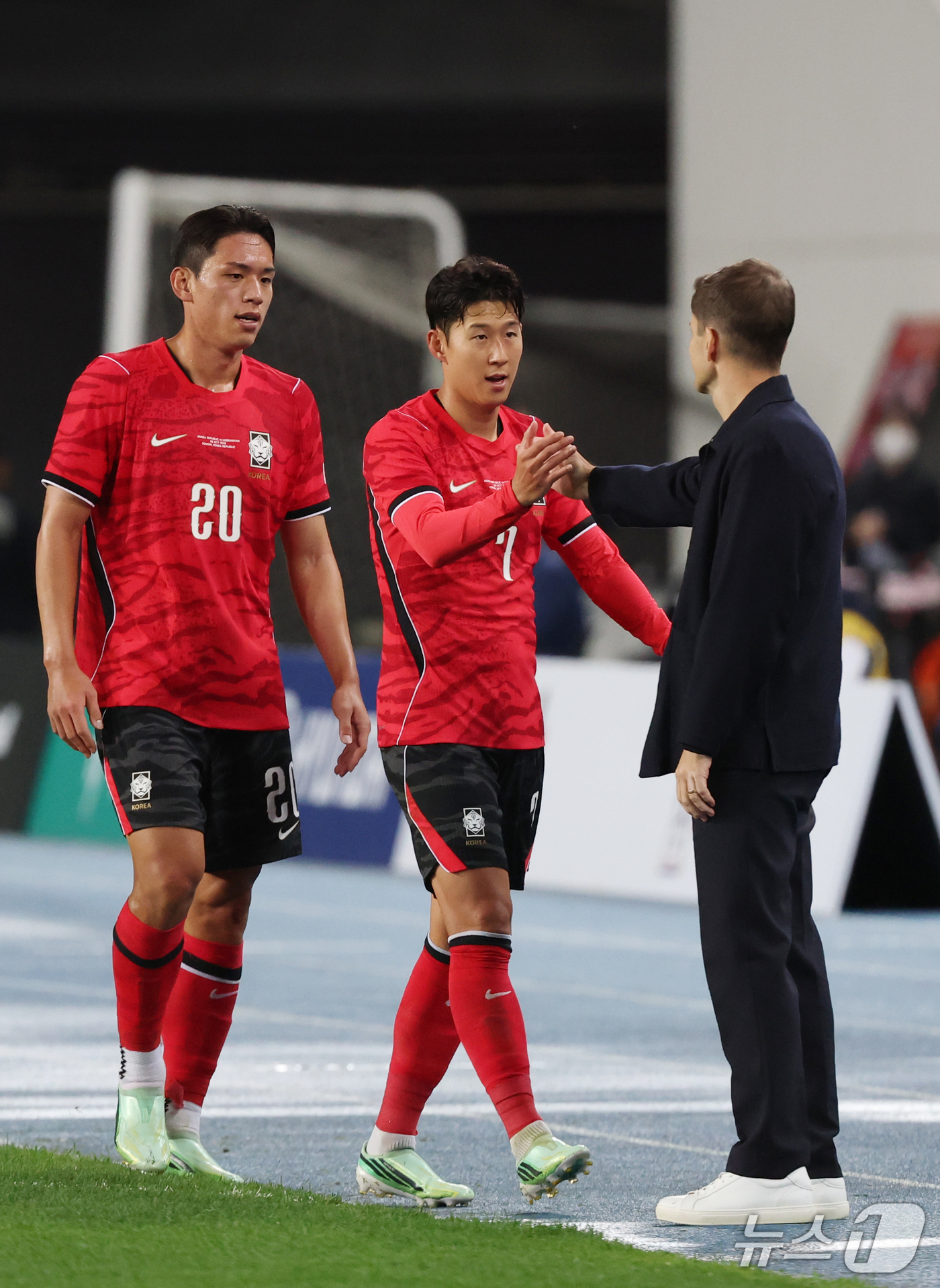 (용인=뉴스1) 김영운 기자 = 6일 경기 용인시 처인구 용인미르스타디움에서 열린 축구 국가대표 평가전 대한민국과 우즈베키스탄의 경기, 손흥민과 오세훈이 교체 후 필드를 나가며 모 …
