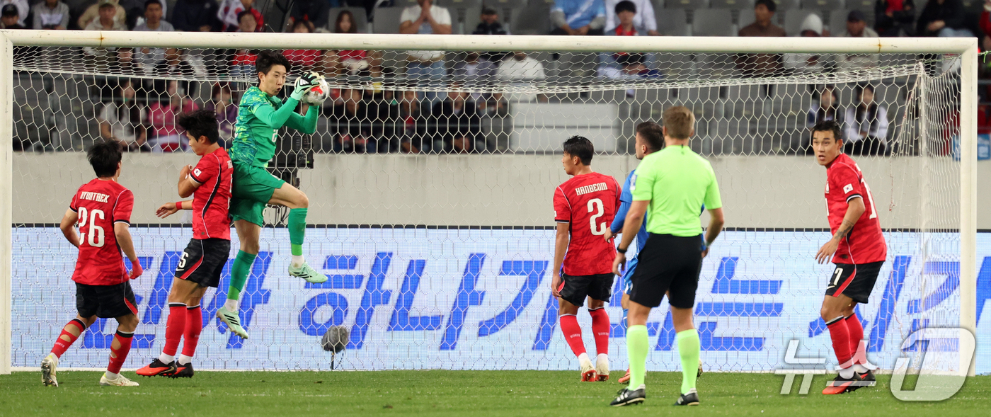 (용인=뉴스1) 김명섭 기자 = 6일 오후 경기도 용인시 미르스타디움에서 열린 하나은행 초청 축구국가대표팀 친선경기 한국과 우즈베키스탄의 경기에서 조현우가 코너킥 볼을 잡고 있다. …