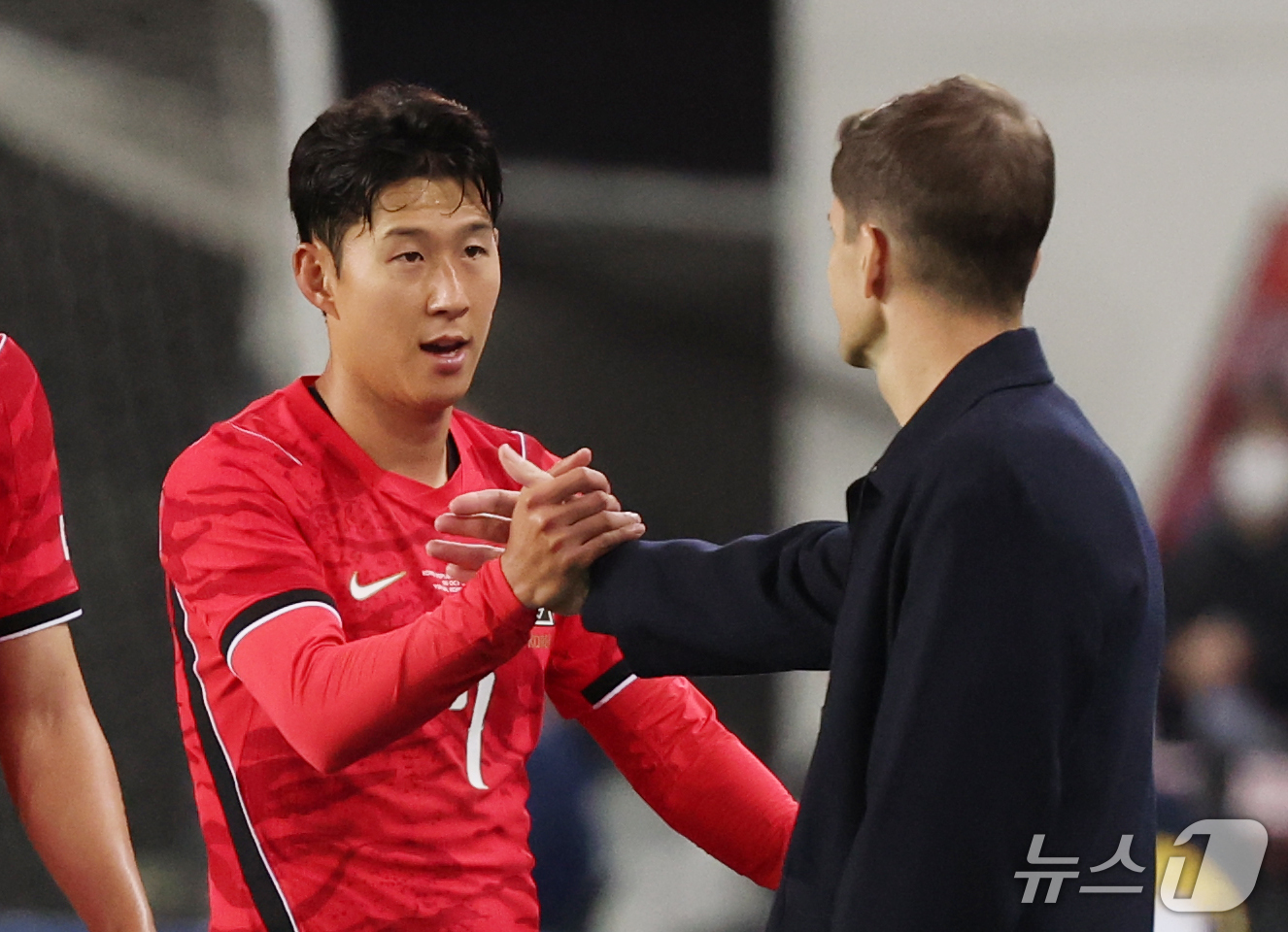 (용인=뉴스1) 김영운 기자 = 6일 경기 용인시 처인구 용인미르스타디움에서 열린 축구 국가대표 평가전 대한민국과 우즈베키스탄의 경기, 손흥민이 교체 후 필드를 나가며 모레노 감독 …