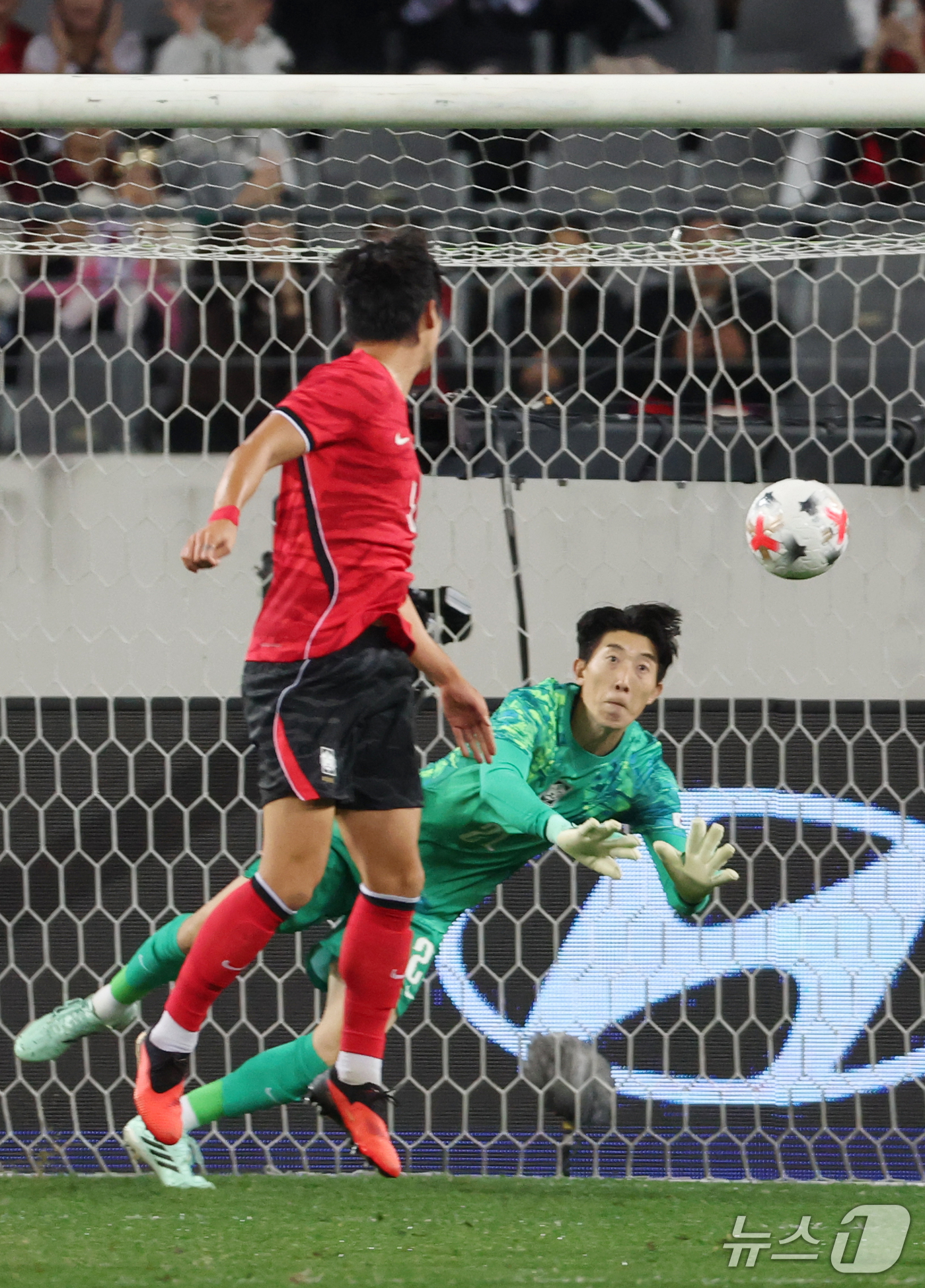 (용인=뉴스1) 김영운 기자 = 6일 경기 용인시 처인구 용인미르스타디움에서 열린 축구 국가대표 평가전 대한민국과 우즈베키스탄의 경기, 조현우가 슈팅을 막아내고 있다. 2026.1 …
