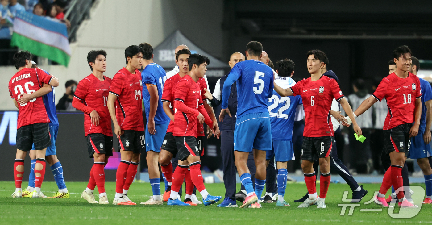 (용인=뉴스1) 김명섭 기자 = 6일 오후 경기도 용인시 미르스타디움에서 열린 하나은행 초청 축구국가대표팀 친선경기 한국과 우즈베키스탄의 경기에서 승리한 한국 선수들이 우즈베킷탄 …