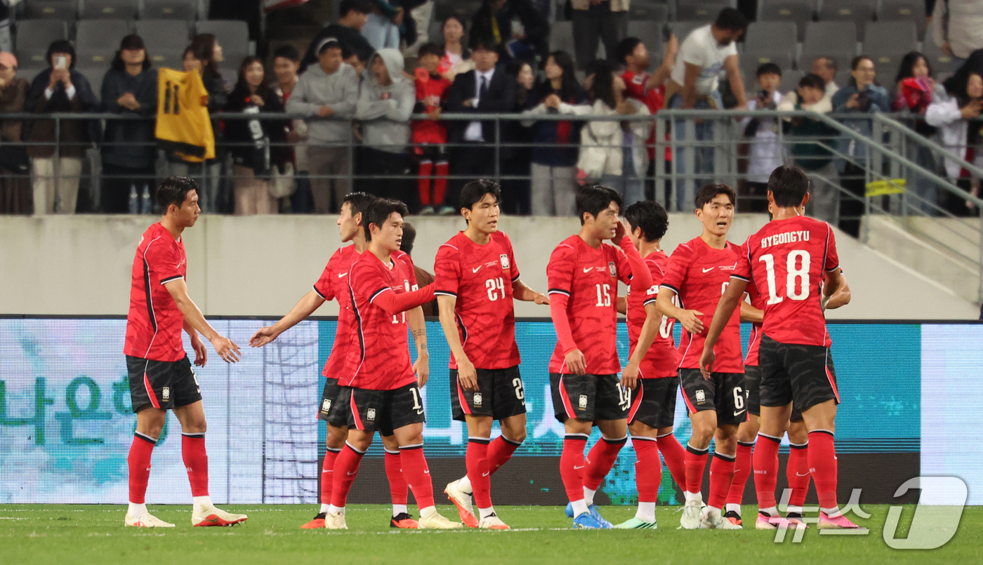 (용인=뉴스1) 김명섭 기자 = 6일 오후 경기도 용인시 미르스타디움에서 열린 하나은행 초청 축구국가대표팀 친선경기 한국과 우즈베키스탄의 경기에서 승리한 한국 선수들이 하이파이브를 …