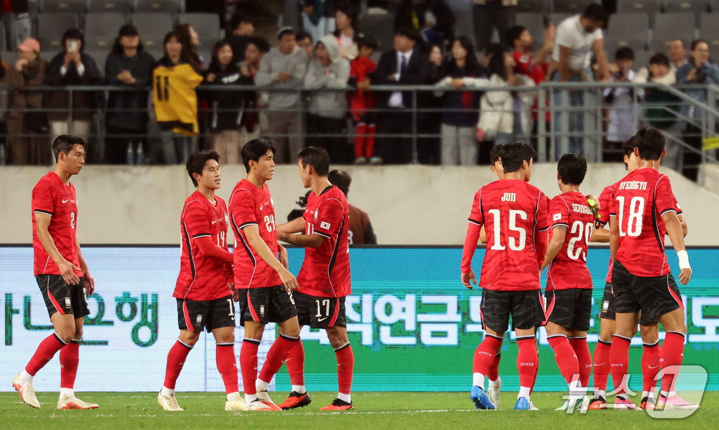 (용인=뉴스1) 김명섭 기자 = 6일 오후 경기도 용인시 미르스타디움에서 열린 하나은행 초청 축구국가대표팀 친선경기 한국과 우즈베키스탄의 경기에서 승리한 한국 선수들이 하이파이브를 …