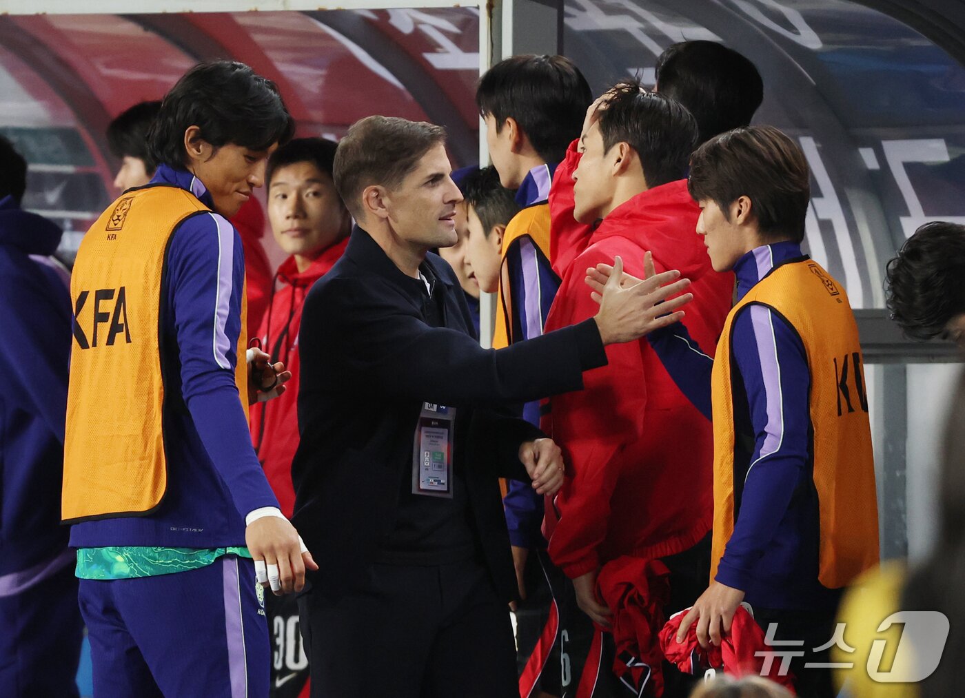 본문 이미지 - 6일 경기 용인시 처인구 용인미르스타디움에서 열린 축구 국가대표 평가전 대한민국과 우즈베키스탄의 경기, 2대0 승리를 거둔 모레노 감독과 대한민국 선수들이 기뻐하고 있다. 2026.10.6 ⓒ 뉴스1 김영운 기자