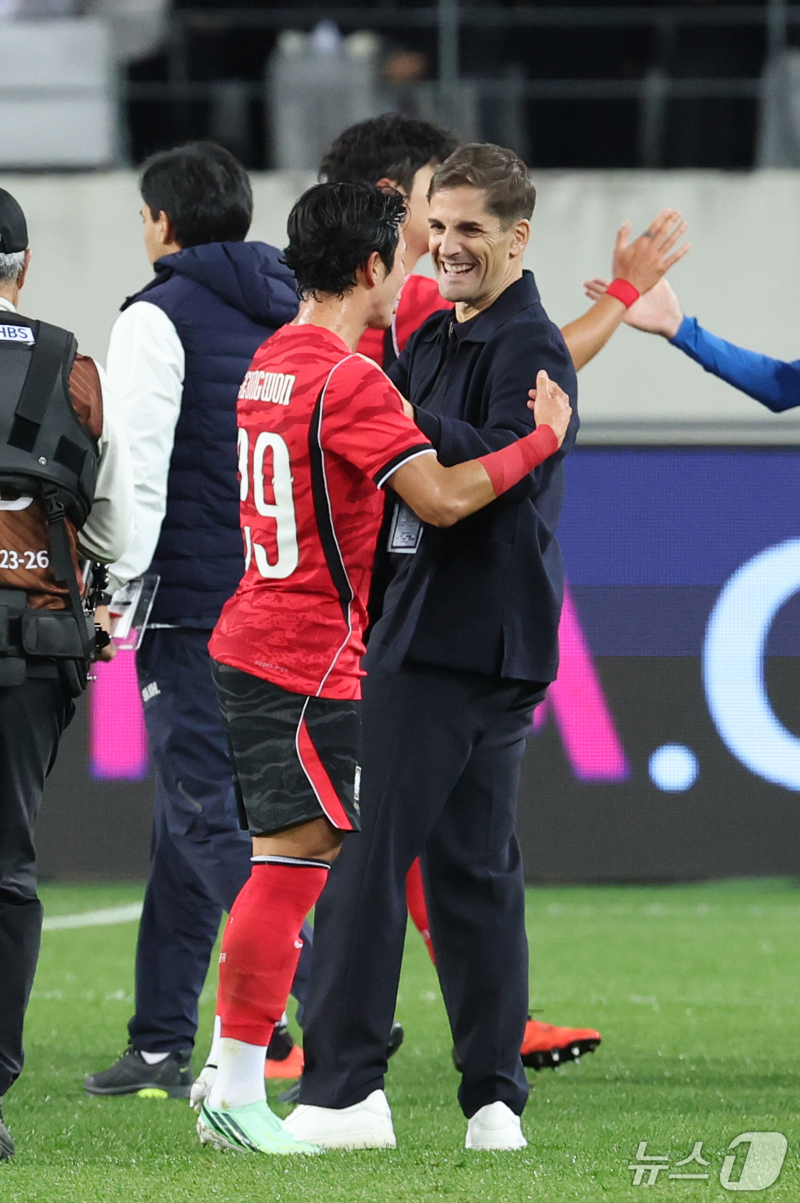 (용인=뉴스1) 김영운 기자 = 6일 경기 용인시 처인구 용인미르스타디움에서 열린 축구 국가대표 평가전 대한민국과 우즈베키스탄의 경기, 2대0 승리를 거둔 모레노 감독과 대한민국 …