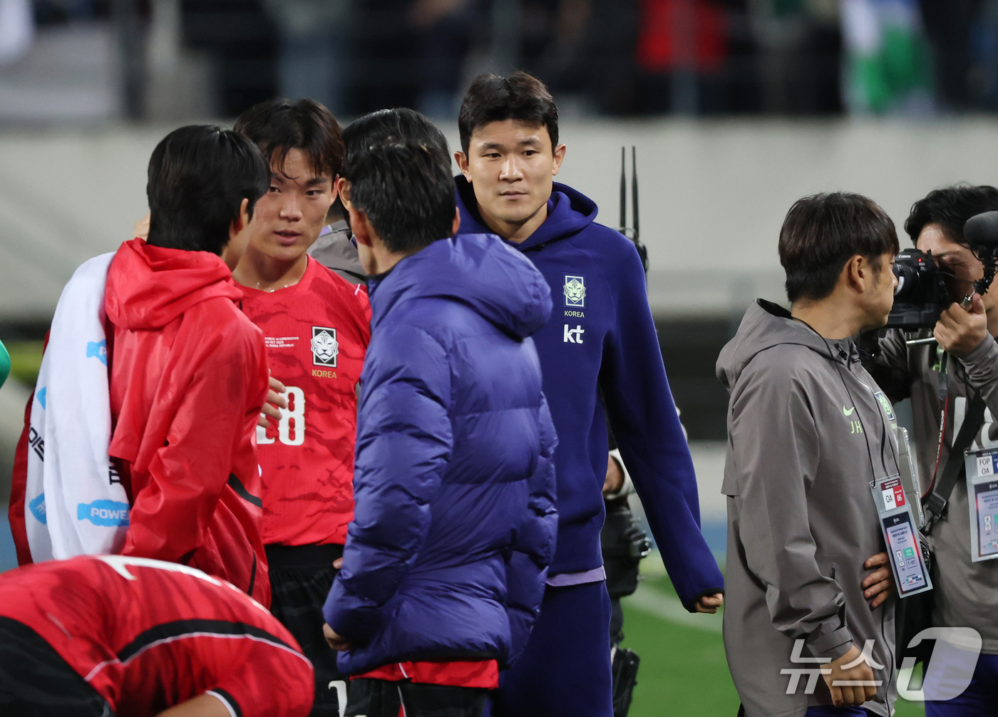 (용인=뉴스1) 김영운 기자 = 6일 경기 용인시 처인구 용인미르스타디움에서 열린 축구 국가대표 평가전 대한민국과 우즈베키스탄의 경기, 2대0 승리를 거둔 대한민국 선수들과 김민재 …