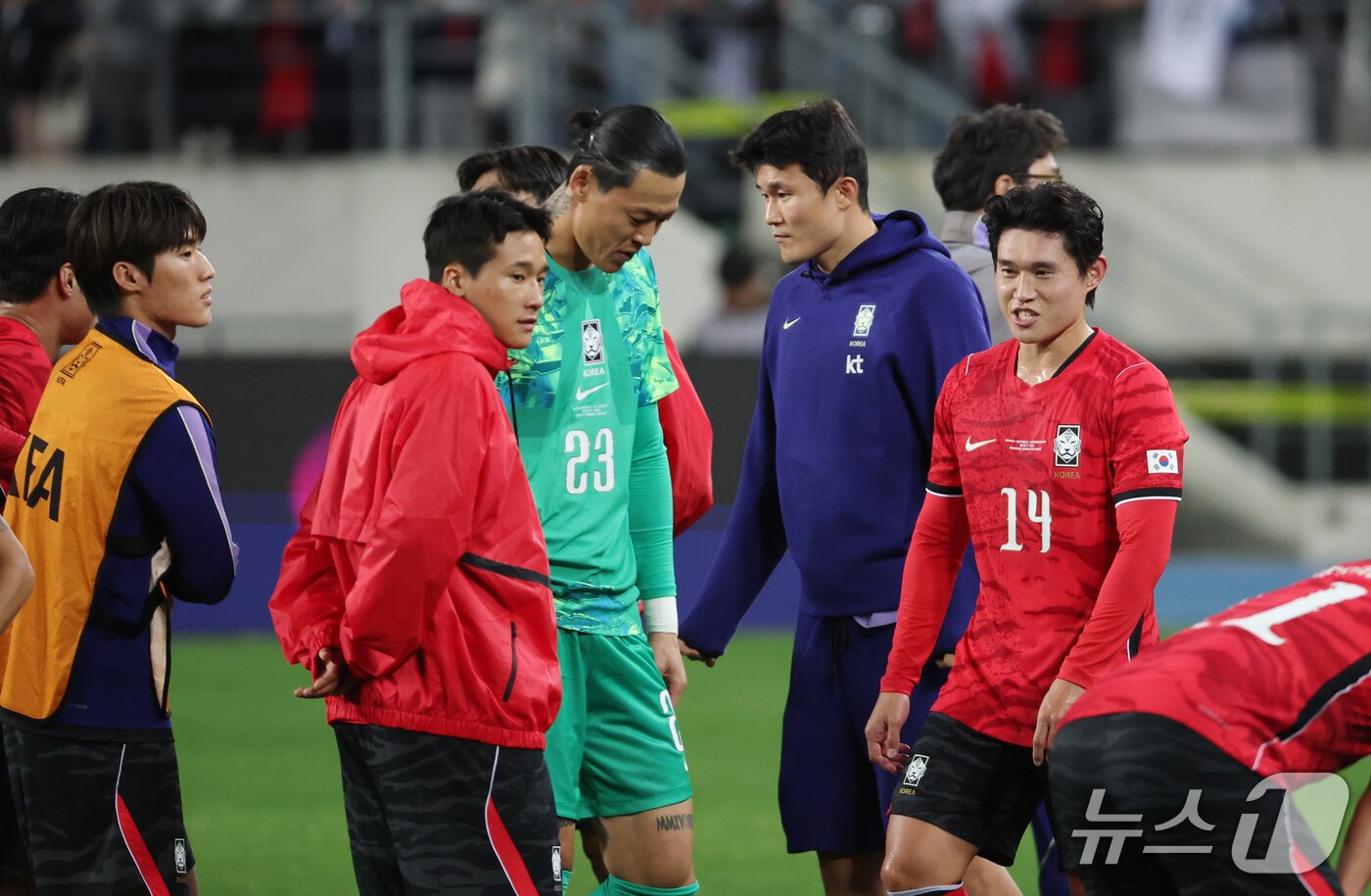 본문 이미지 - 6일 경기 용인시 처인구 용인미르스타디움에서 열린 축구 국가대표 평가전 대한민국과 우즈베키스탄의 경기, 2대0 승리를 거둔 대한민국 선수들과 김민재가 인사를 나누고 있다. 2026.10.6 ⓒ 뉴스1 김영운 기자