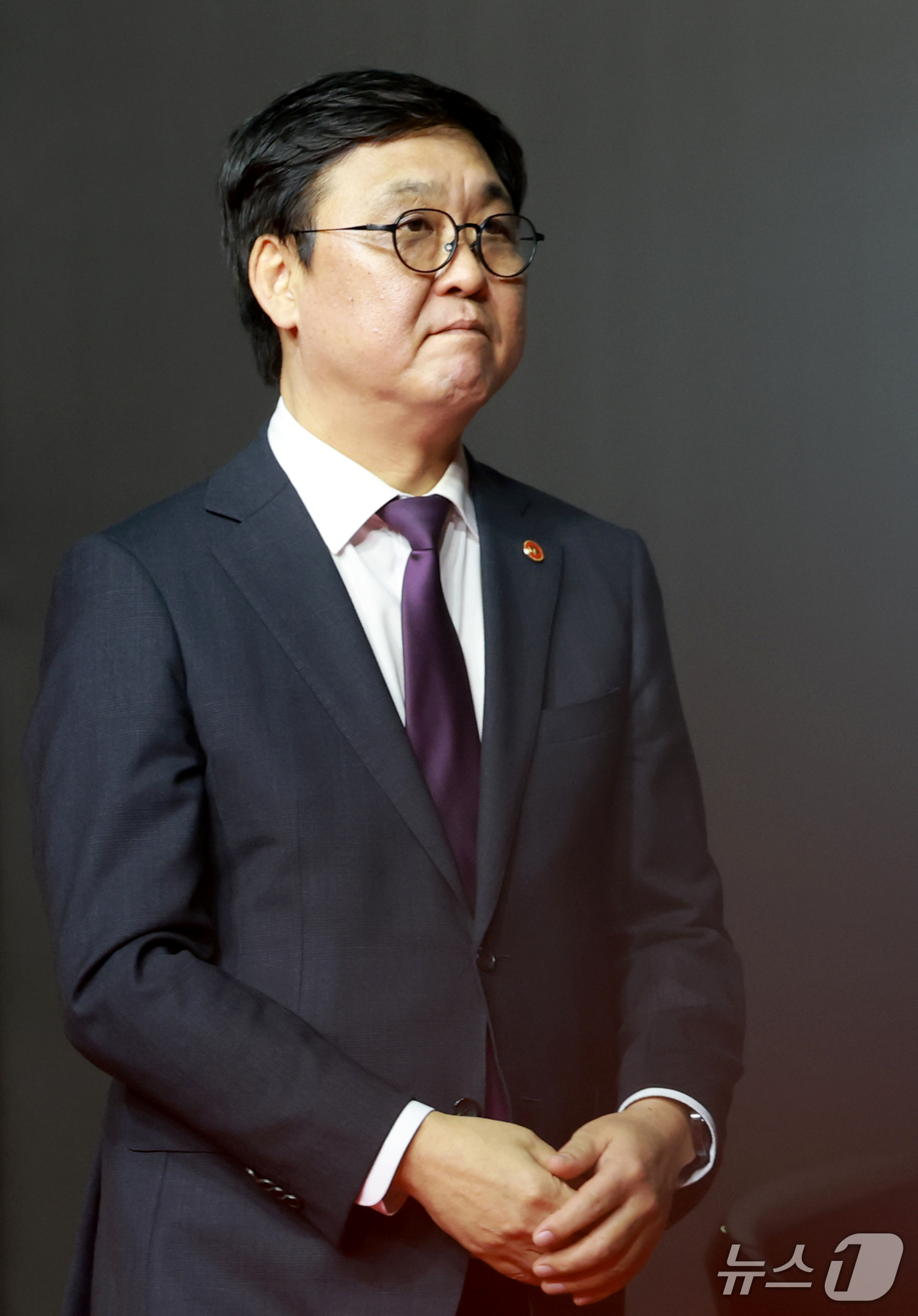 (부산=뉴스1) 권현진 기자 = 최휘영 문화체육관광부 장관이 6일 오후 부산 해운대구 영화의전당에서 열린 ‘제31회 부산국제영화제’(BIFF) 개막식에 참석해 레드카펫을 밟고 있다 …