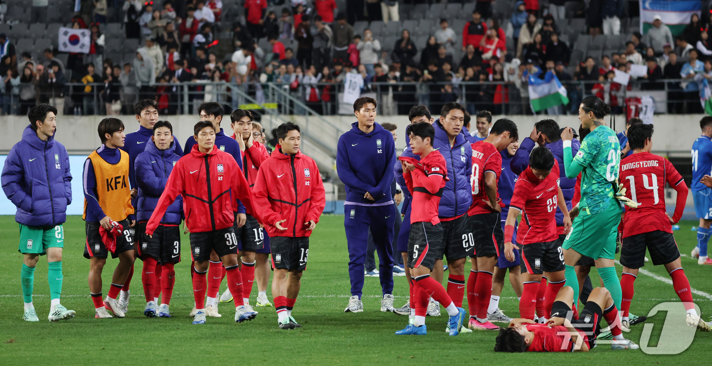 (용인=뉴스1) 김영운 기자 = 6일 경기 용인시 처인구 용인미르스타디움에서 열린 축구 국가대표 평가전 대한민국과 우즈베키스탄의 경기, 2대0 승리를 거둔 대한민국 선수들이 기뻐하 …