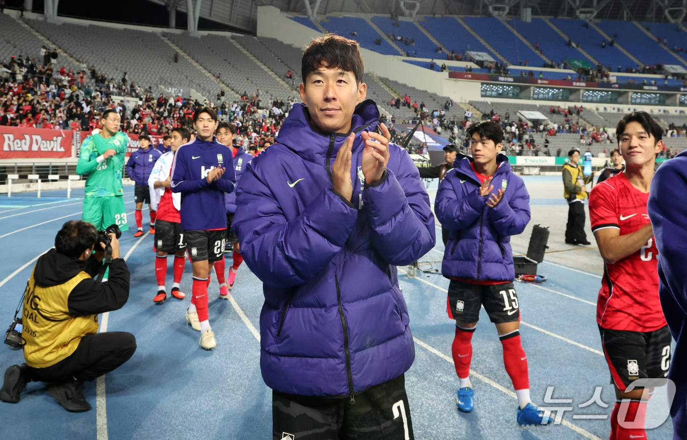 (용인=뉴스1) 김명섭 기자 = 6일 오후 경기도 용인시 미르스타디움에서 열린 하나은행 초청 축구국가대표팀 친선경기 한국과 우즈베키스탄의 경기에서 승리한 한국 선수들이 팬들에게 감 …