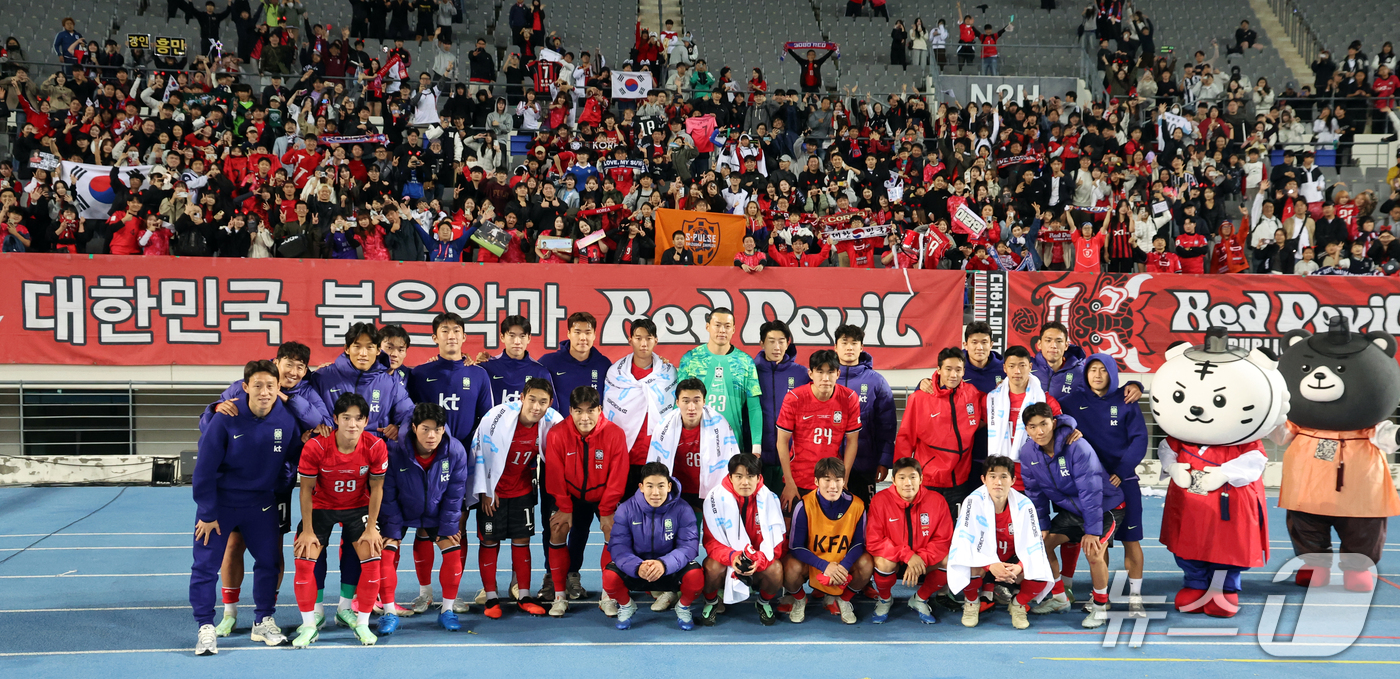 (용인=뉴스1) 김명섭 기자 = 6일 오후 경기도 용인시 미르스타디움에서 열린 하나은행 초청 축구국가대표팀 친선경기 한국과 우즈베키스탄의 경기에서 승리한 한국 선수들이 팬들에게 감 …