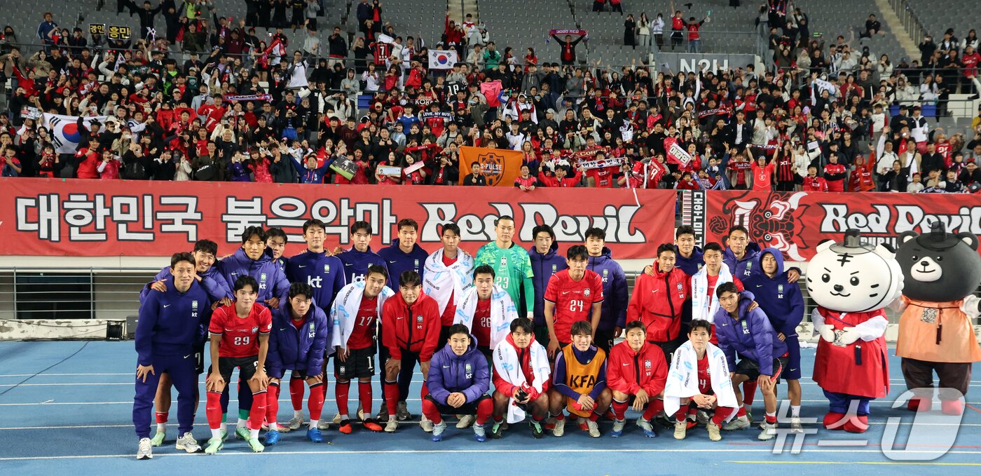 본문 이미지 - 6일 오후 경기도 용인시 미르스타디움에서 열린 하나은행 초청 축구국가대표팀 친선경기 한국과 우즈베키스탄의 경기에서 승리한 한국 선수들이 팬들에게 감사 인사 후, 기념촬영을 하고 있다. 2026.10.6 ⓒ 뉴스1 김명섭 기자