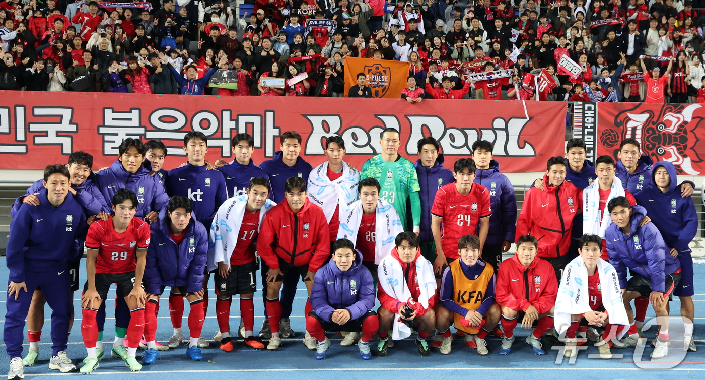 (용인=뉴스1) 김명섭 기자 = 6일 오후 경기도 용인시 미르스타디움에서 열린 하나은행 초청 축구국가대표팀 친선경기 한국과 우즈베키스탄의 경기에서 승리한 한국 선수들이 팬들에게 감 …