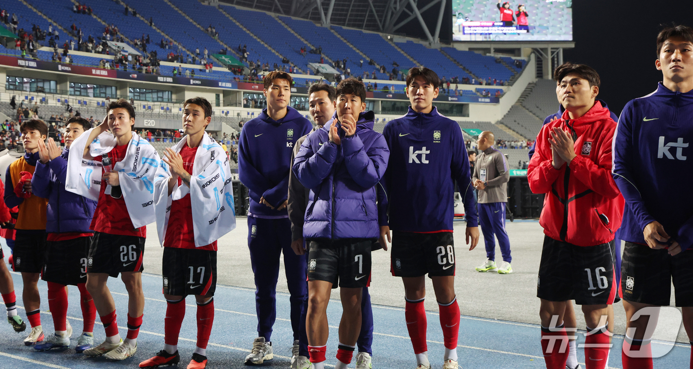 (용인=뉴스1) 김명섭 기자 = 6일 오후 경기도 용인시 미르스타디움에서 열린 하나은행 초청 축구국가대표팀 친선경기 한국과 우즈베키스탄의 경기에서 승리한 한국 선수들이 팬들에게 감 …
