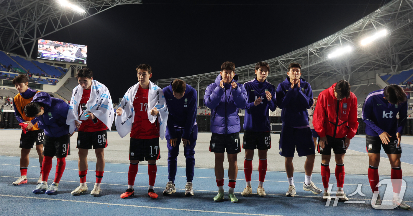 (용인=뉴스1) 김명섭 기자 = 6일 오후 경기도 용인시 미르스타디움에서 열린 하나은행 초청 축구국가대표팀 친선경기 한국과 우즈베키스탄의 경기에서 승리한 한국 선수들이 팬들에게 감 …