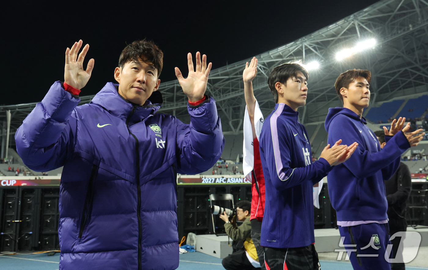 (용인=뉴스1) 김명섭 기자 = 6일 오후 경기도 용인시 미르스타디움에서 열린 하나은행 초청 축구국가대표팀 친선경기 한국과 우즈베키스탄의 경기에서 승리한 한국 선수들이 팬들에게 감 …