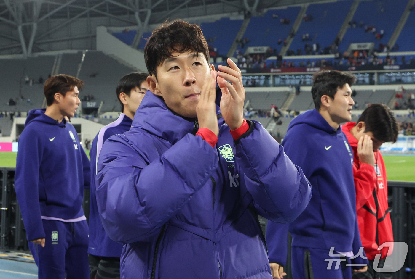 (용인=뉴스1) 김명섭 기자 = 6일 오후 경기도 용인시 미르스타디움에서 열린 하나은행 초청 축구국가대표팀 친선경기 한국과 우즈베키스탄의 경기에서 승리한 한국 선수들이 팬들에게 감 …