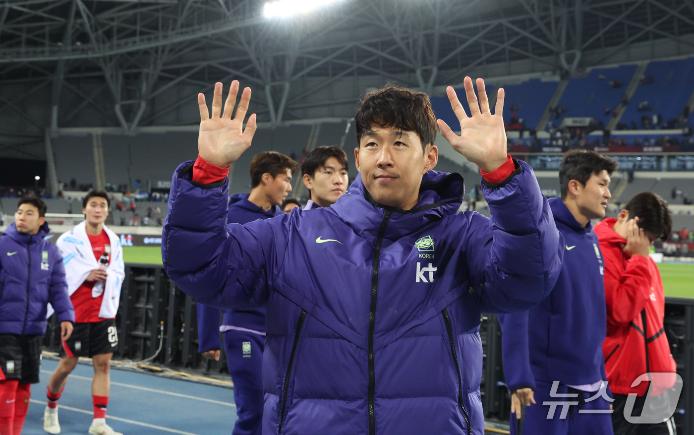 (용인=뉴스1) 김명섭 기자 = 6일 오후 경기도 용인시 미르스타디움에서 열린 하나은행 초청 축구국가대표팀 친선경기 한국과 우즈베키스탄의 경기에서 승리한 한국 선수들이 팬들에게 감 …