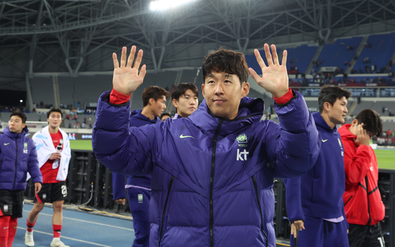팬들에게 감사 인사하는 대한민국 축구대표