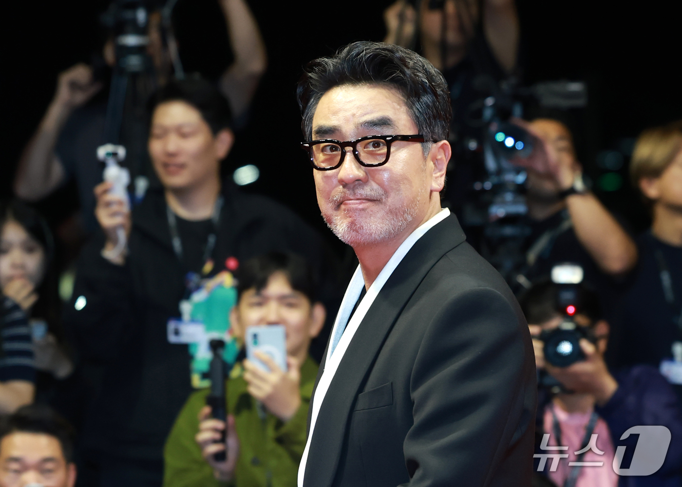 (부산=뉴스1) 권현진 기자 = 배우 류승룡이 6일오후 부산 해운대구 영화의전당에서 열린 ‘제31회 부산국제영화제’(BIFF) 개막식에 참석해 레드카펫을 밟고 있다. 2026.10 …